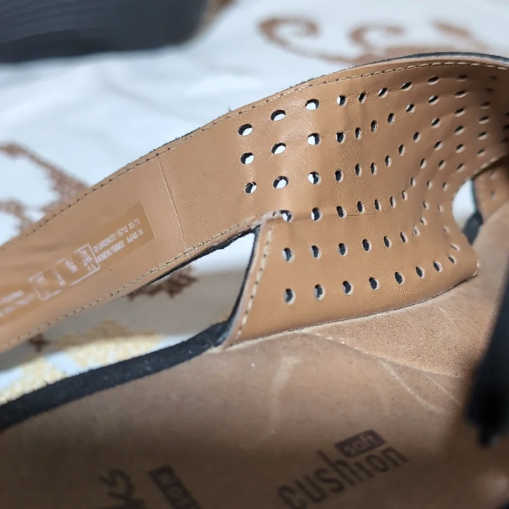 Sz 8 Clark's Black Wedge Sandals - Picture 8 of 8